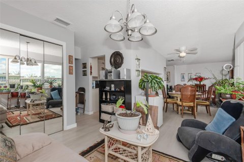Copropriété à vendre à Hallandale Beach, Floride: 2 chambres, 157.93 m2 № 2385193 - photo 11