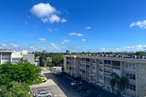 Copropriété à vendre à Hallandale Beach, Floride: 2 chambres, 157.93 m2 № 2385193 - photo 8