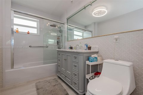 Copropriété à vendre à Hallandale Beach, Floride: 2 chambres, 157.93 m2 № 2385193 - photo 21