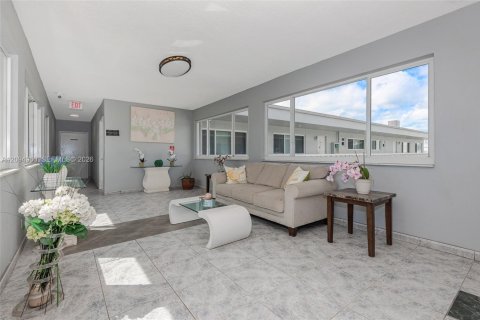 Copropriété à vendre à Hallandale Beach, Floride: 2 chambres, 157.93 m2 № 2385193 - photo 26