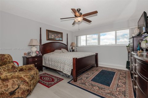 Copropriété à vendre à Hallandale Beach, Floride: 2 chambres, 157.93 m2 № 2385193 - photo 17