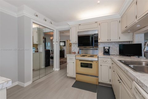 Copropriété à vendre à Hallandale Beach, Floride: 2 chambres, 157.93 m2 № 2385193 - photo 14