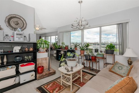 Copropriété à vendre à Hallandale Beach, Floride: 2 chambres, 157.93 m2 № 2385193 - photo 10