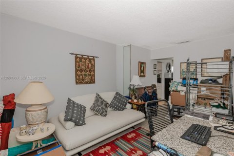 Copropriété à vendre à Hallandale Beach, Floride: 2 chambres, 157.93 m2 № 2385193 - photo 16