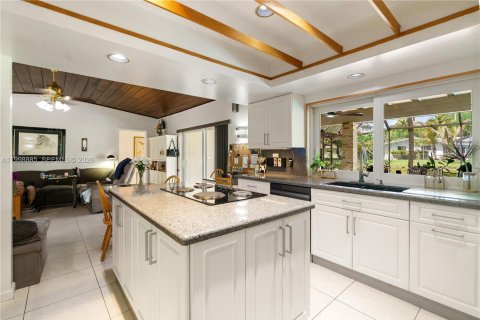 Купить виллу или дом в Пайнкрест, Флорида 4 спальни, 243.03м2, № 2068117 - фото 8