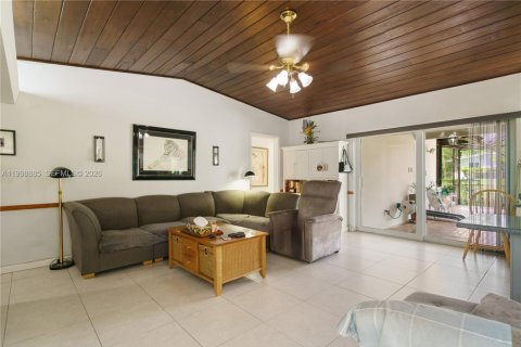 Купить виллу или дом в Пайнкрест, Флорида 4 спальни, 243.03м2, № 2068117 - фото 5