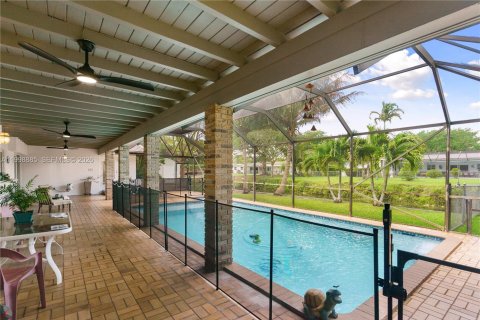 Купить виллу или дом в Пайнкрест, Флорида 4 спальни, 243.03м2, № 2068117 - фото 21