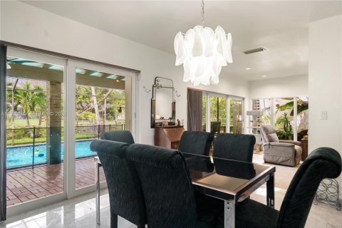 Купить виллу или дом в Пайнкрест, Флорида 4 спальни, 243.03м2, № 2068117 - фото 9