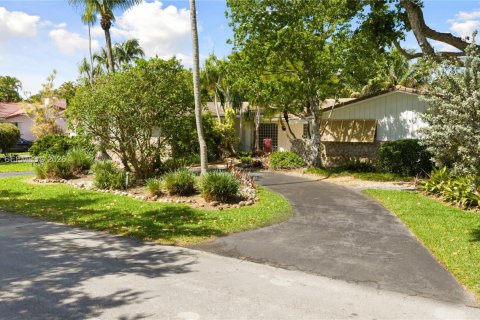 Дом в Пайнкрест, Флорида 4 спальни, 243.03м2 № 2068117