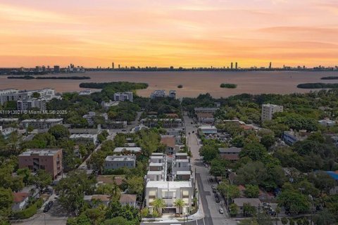 Townhouse in Miami, Florida 3 bedrooms № 1975887 - photo 2