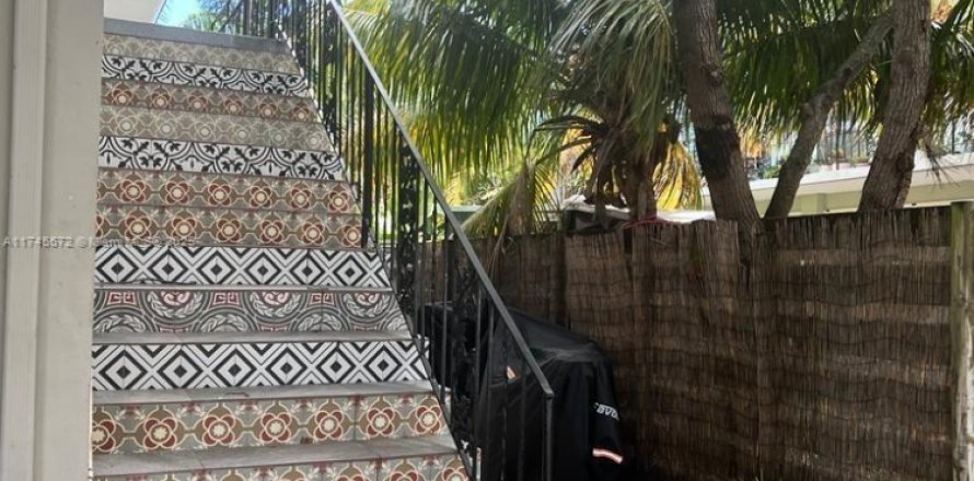 Коммерческая недвижимость в Майами-Бич, Флорида 394.28м2 № 2025790