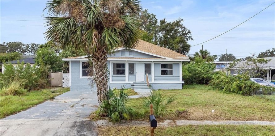 House in Winter Haven, Florida 3 bedrooms, 161.65 sq.m. № 1436411