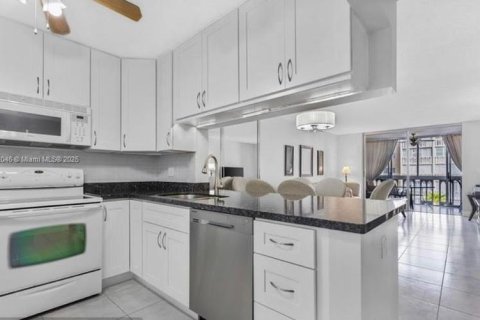 Condominio en venta en Hallandale Beach, Florida, 1 dormitorio, 67.82 m2 № 1922493 - foto 2