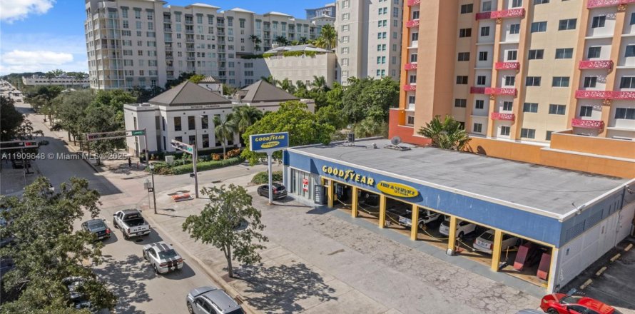 Commercial property in West Palm Beach, Florida № 1965438