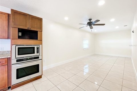 House in Clermont, Florida 3 bedrooms, 145.48 sq.m. № 1906659 - photo 14