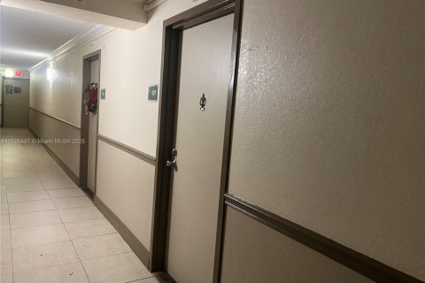 Condo in North Miami, Florida, 1 bedroom  № 1702885 - photo 7