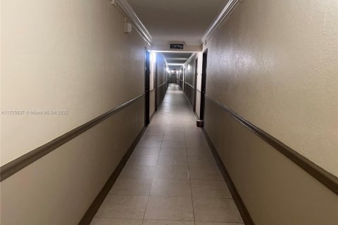 Condo in North Miami, Florida, 1 bedroom  № 1702885 - photo 9