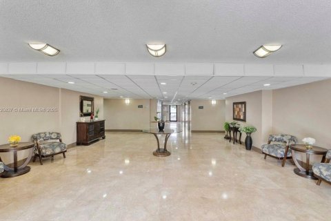 Condo in North Miami, Florida, 1 bedroom  № 1702885 - photo 2