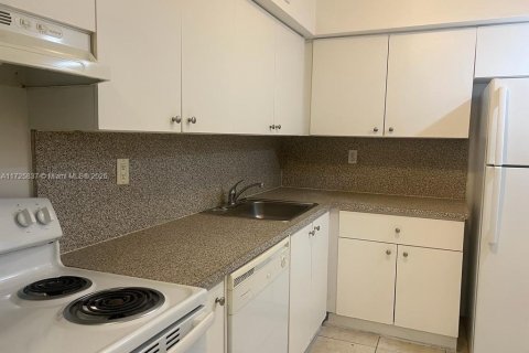 Condo in North Miami, Florida, 1 bedroom  № 1702885 - photo 18