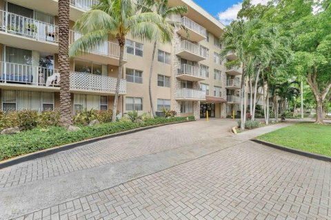 Condo in North Miami, Florida, 1 bedroom  № 1702885 - photo 1