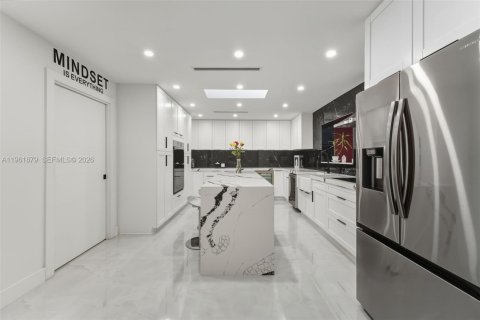 Villa ou maison à vendre à Miami, Floride: 3 chambres, 319.03 m2 № 2024665 - photo 10