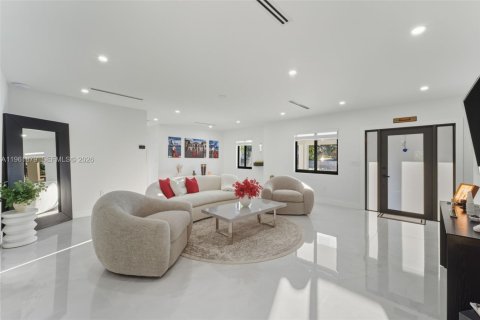Villa ou maison à vendre à Miami, Floride: 3 chambres, 319.03 m2 № 2024665 - photo 5
