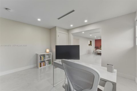 Villa ou maison à vendre à Miami, Floride: 3 chambres, 319.03 m2 № 2024665 - photo 17