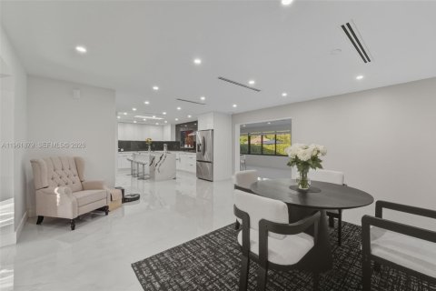 Villa ou maison à vendre à Miami, Floride: 3 chambres, 319.03 m2 № 2024665 - photo 7