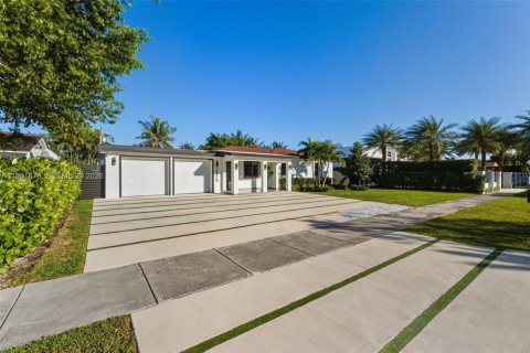 Villa ou maison à vendre à Miami, Floride: 3 chambres, 319.03 m2 № 2024665 - photo 2