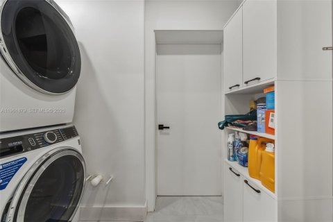 Villa ou maison à vendre à Miami, Floride: 3 chambres, 319.03 m2 № 2024665 - photo 18