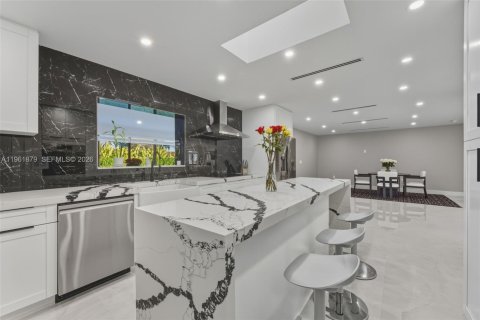 Villa ou maison à vendre à Miami, Floride: 3 chambres, 319.03 m2 № 2024665 - photo 12