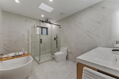 Villa ou maison à vendre à Miami, Floride: 3 chambres, 319.03 m2 № 2024665 - photo 15