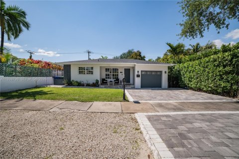 Villa ou maison à vendre à Miami, Floride: 2 chambres, 121.14 m2 № 2000188 - photo 2