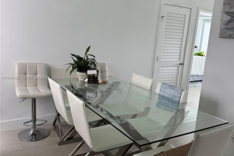 Купить кондоминиум в Бей-Харбор-Айлендс, Флорида 2 спальни, 113.71м2, № 2002806 - фото 16