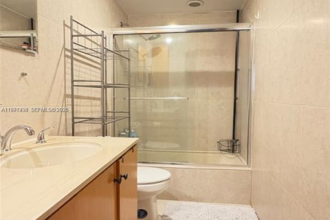 Condo in Hallandale Beach, Florida, 2 bedrooms № 2243959 - photo 8