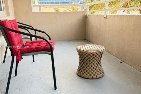 Condo in Hallandale Beach, Florida, 2 bedrooms № 2243959 - photo 10