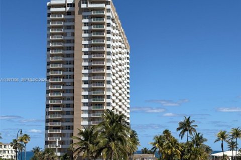 Condo in Hallandale Beach, Florida, 2 bedrooms № 2243959 - photo 2