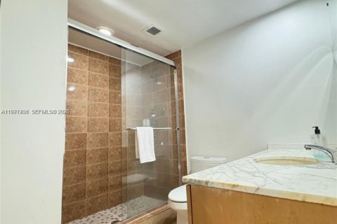 Condo in Hallandale Beach, Florida, 2 bedrooms № 2243959 - photo 9