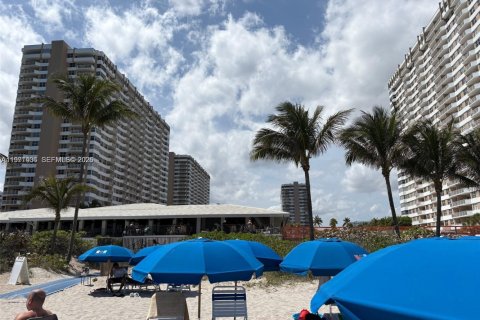 Condo in Hallandale Beach, Florida, 2 bedrooms № 2243959 - photo 12