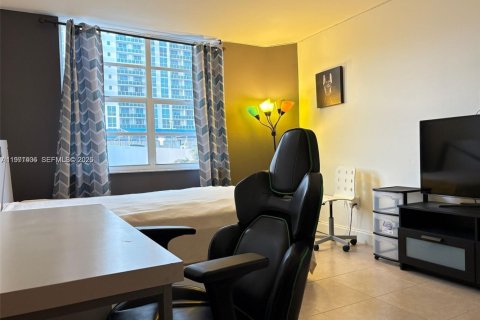 Condo in Hallandale Beach, Florida, 2 bedrooms № 2243959 - photo 5