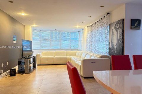 Condo in Hallandale Beach, Florida, 2 bedrooms № 2243959 - photo 3