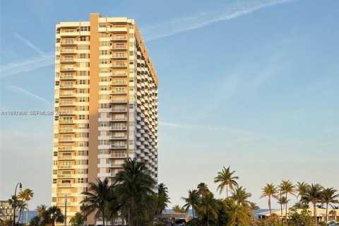 Condo in Hallandale Beach, Florida, 2 bedrooms  № 2243959