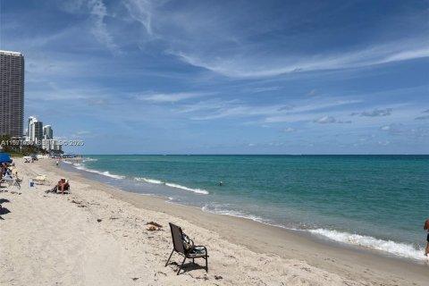 Condo in Hallandale Beach, Florida, 2 bedrooms № 2243959 - photo 11
