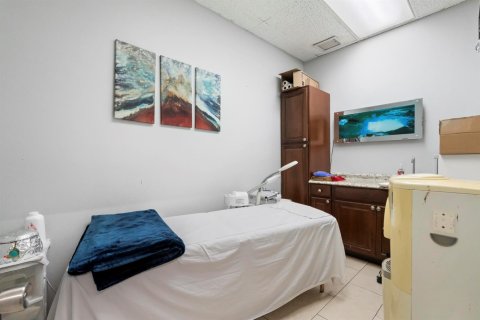 Commercial property in Pembroke Pines, Florida № 2190310 - photo 8