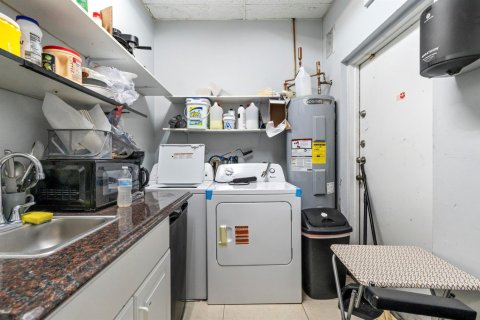 Commercial property in Pembroke Pines, Florida № 2190310 - photo 13