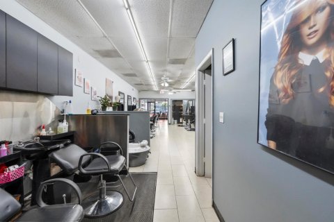 Commercial property in Pembroke Pines, Florida № 2190310 - photo 7