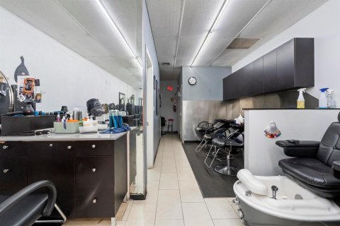 Commercial property in Pembroke Pines, Florida № 2190310 - photo 9