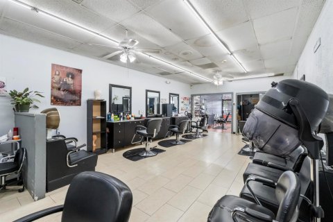 Commercial property in Pembroke Pines, Florida № 2190310 - photo 6