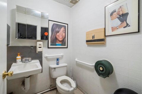 Commercial property in Pembroke Pines, Florida № 2190310 - photo 12
