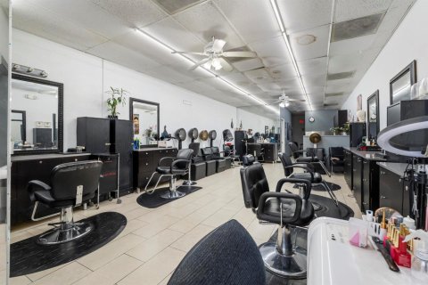 Commercial property in Pembroke Pines, Florida № 2190310 - photo 11